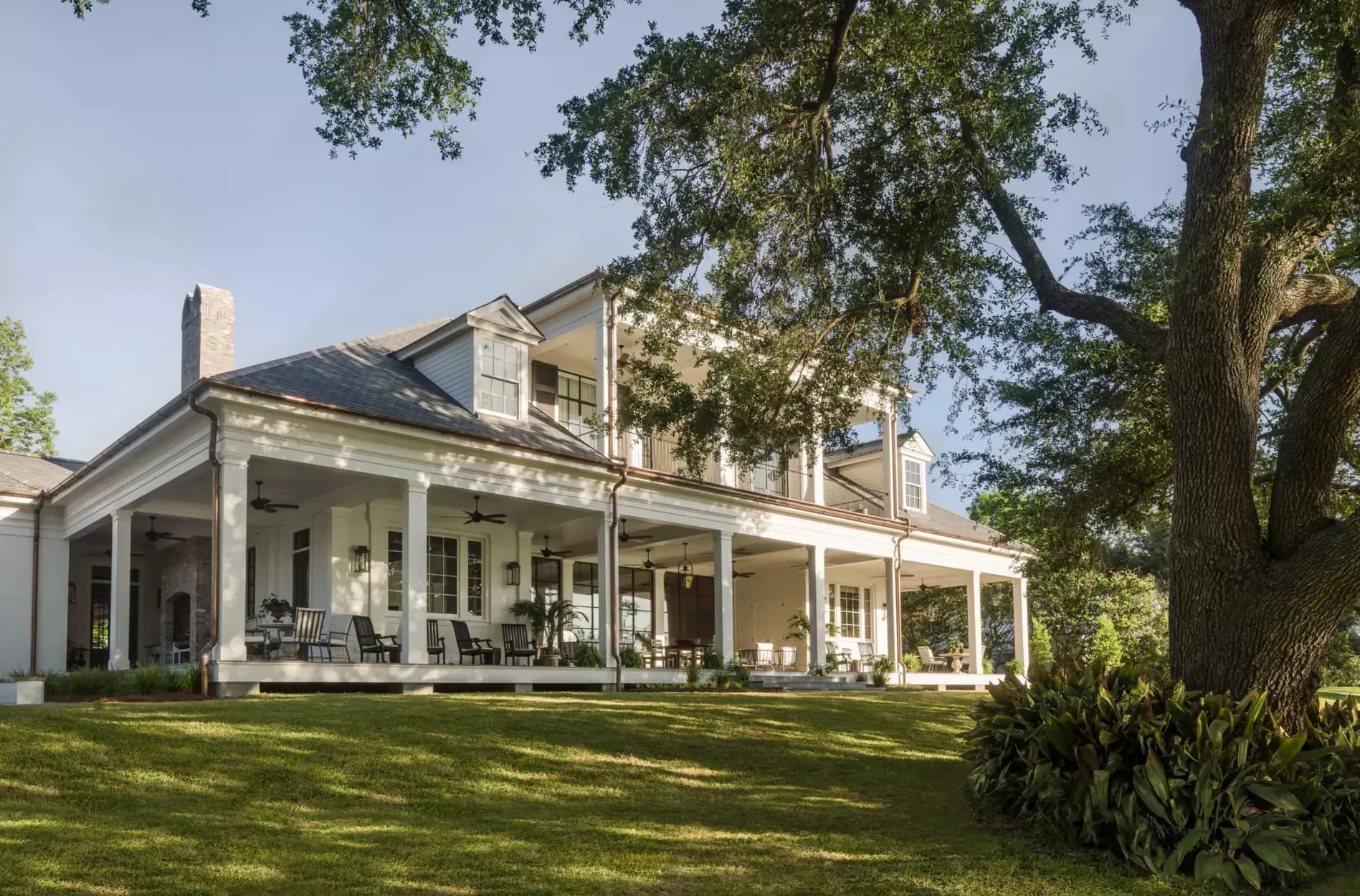 A Louisiana residence under live oaks